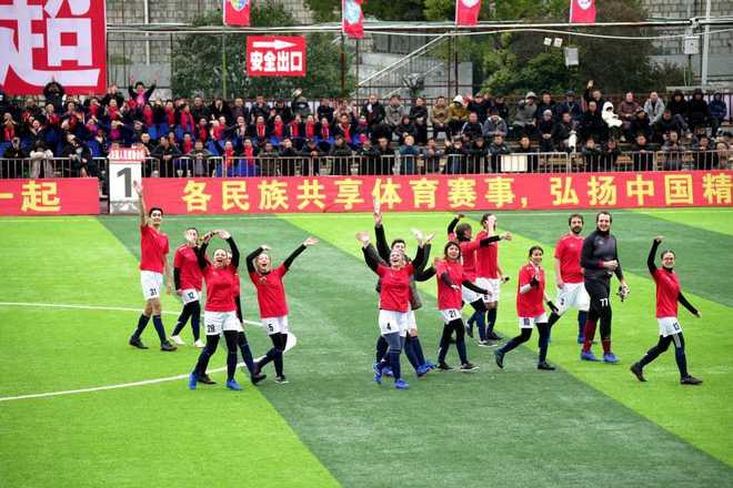 包含国际友谊赛激烈开打，球队互相磨练实力的词条